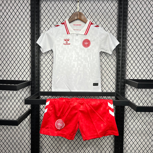 Kit Infantil Dinamarca Away 24/25 Hummel -Branco e Vermelho